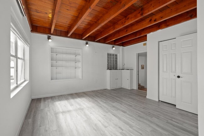 Building Photo - 625 Selkirk St