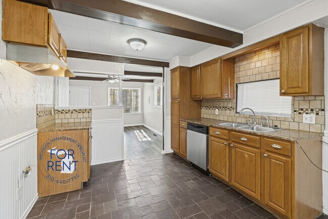 Building Photo - 2429 Lincoln Manor Dr