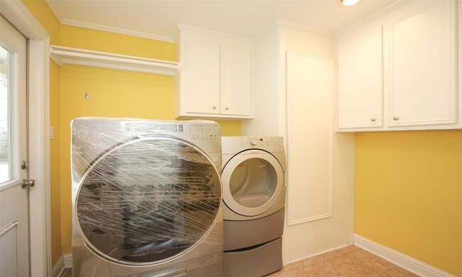 Building Photo - 4809 Saxon St