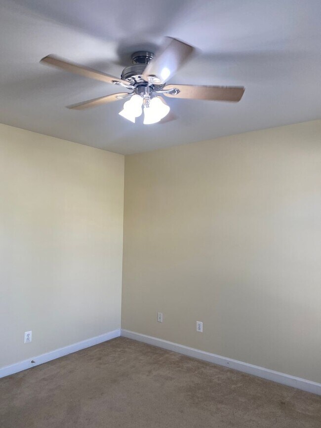 Building Photo - 3 Bedroom Townhome in Sterling, with a large complete loft on top floor