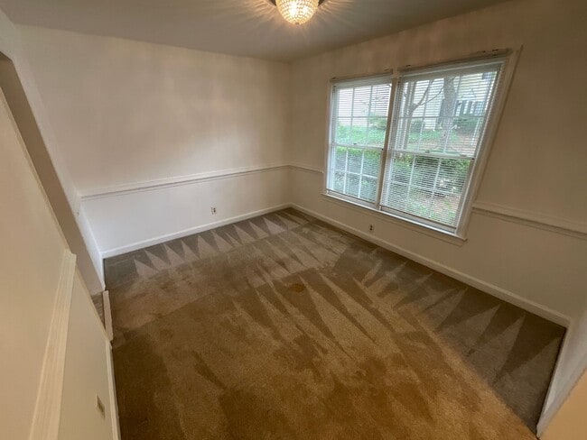 Building Photo - Beautiful 2 Bed 2.5 Bath Townhouse!