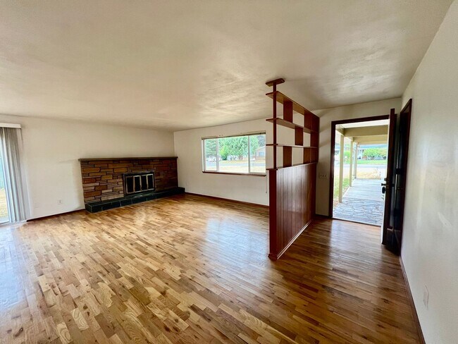 Building Photo - Updated 3BD w/ Outbuildings & Shop - Water included