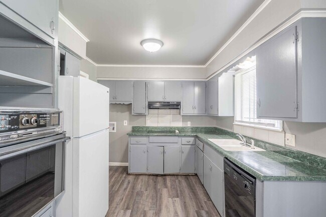 Building Photo - 3 bed/1 bath!