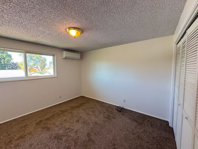 Building Photo - 3 Bedroom Duplex off Gilham Rd.