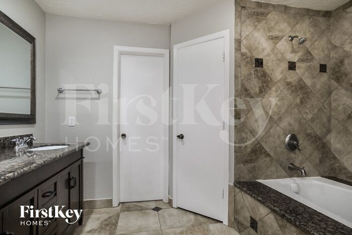 Building Photo - 3202 Holly Green Dr