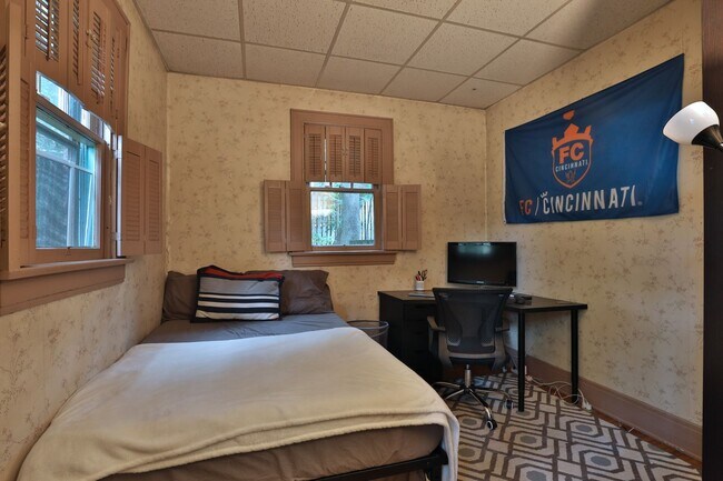 Building Photo - Highly Sought After OSU 6 Bedroom House Iuka Ravine with 2 new bathrooms and free off-street parking