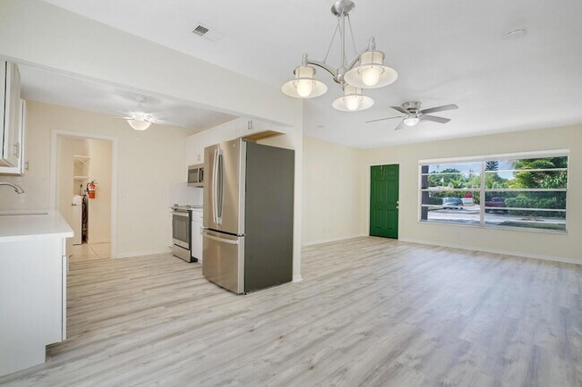 Building Photo - 3800 Calvin Ave