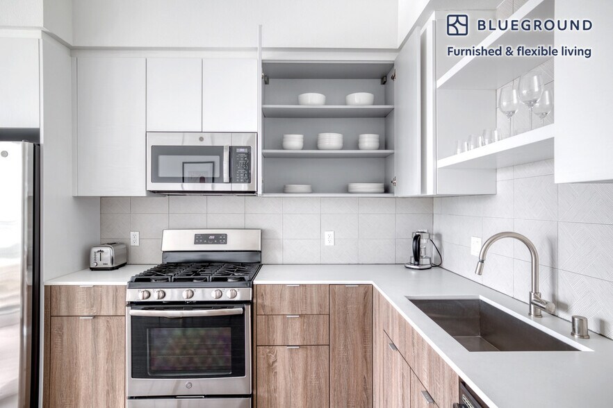 Building Photo - 4210 Del Rey Ave