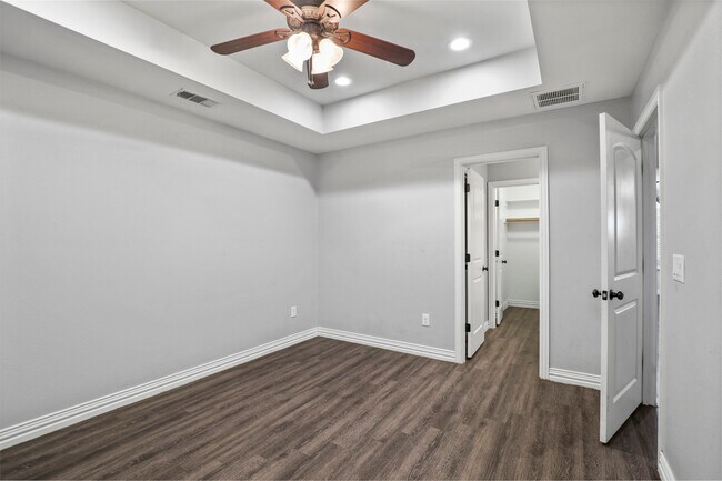 Building Photo - 401 Maple Row