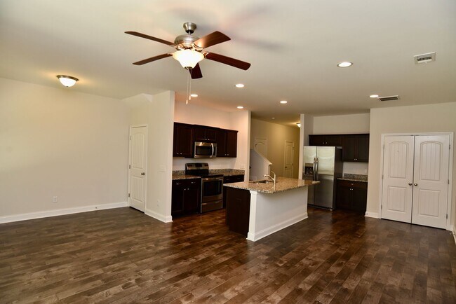 Building Photo - 3 Bed/2.5 Bath Townhome in Richmond Hill