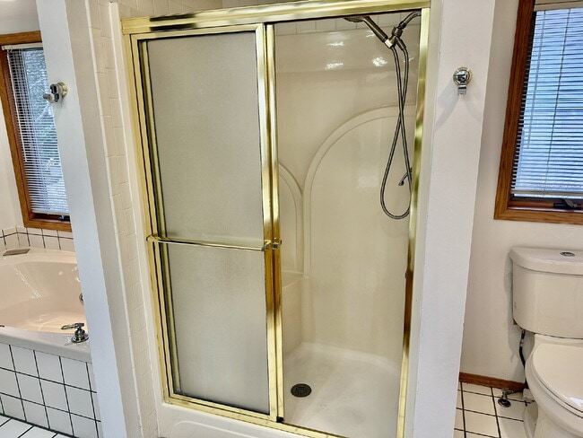 Building Photo - 4 Lois Ln