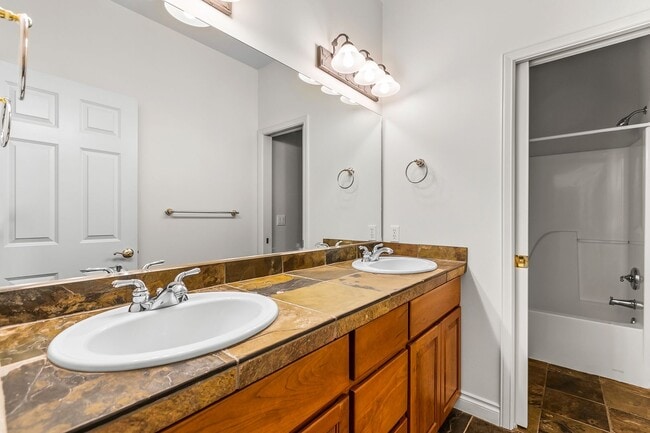 Building Photo - Single Level Gorgeous Awbrey Glen home!