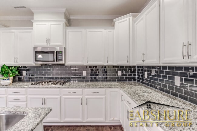 Building Photo - 4240 Vallonia Dr
