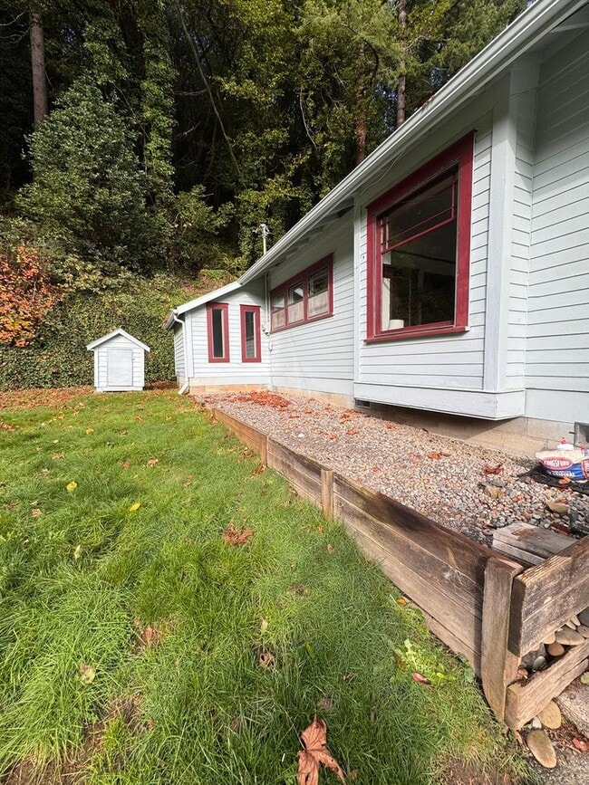 Building Photo - YOUR PACIFIC NORTHWEST RETREAT AWAITS! AV CHARGING STATION, GORGEOUS VIEWS, PRIVACY AND MORE!