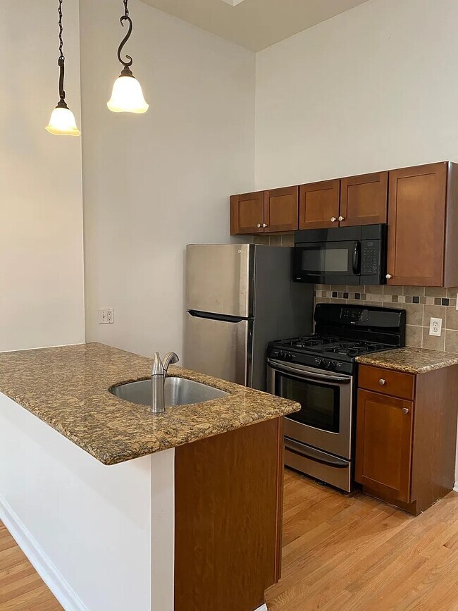 Building Photo - 327 S 12th St
