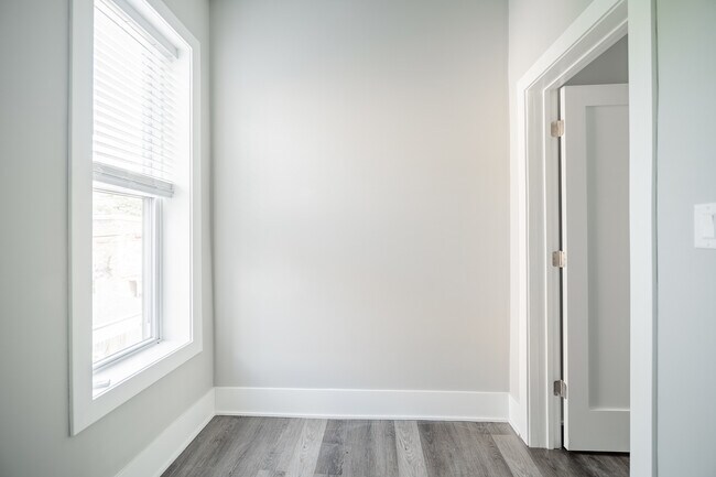 Building Photo - 1472 W Erie St