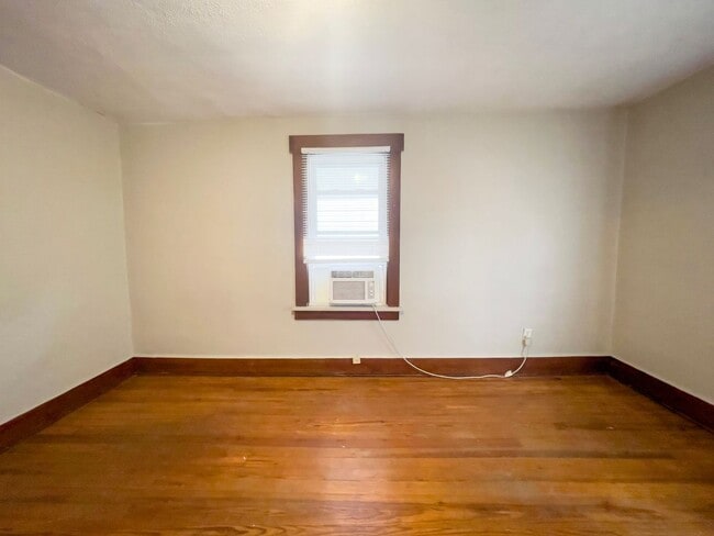 Building Photo - PRELEASING for AUGUST! Close to Campus: Washer and Dryer Included