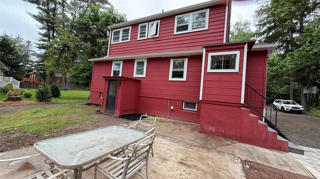 Building Photo - 20 Pineview Rd