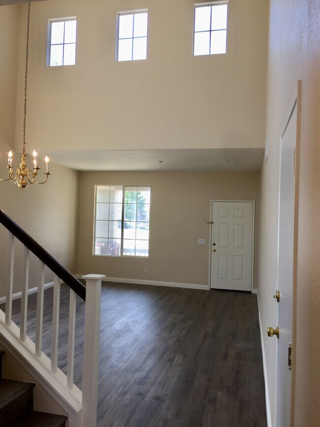 living room - 504 Robins Pl