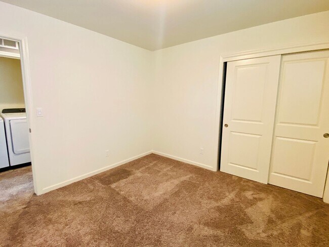 Building Photo - $2,395 Belmont & Fowler, 3 Bedroom - N Eli...