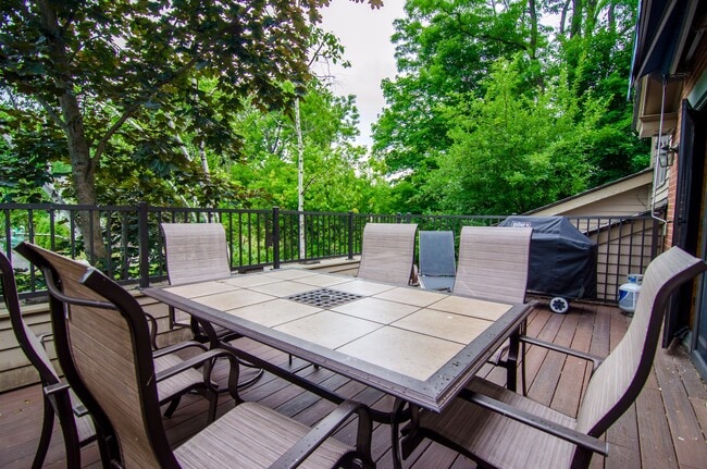 Building Photo - 4 Main St