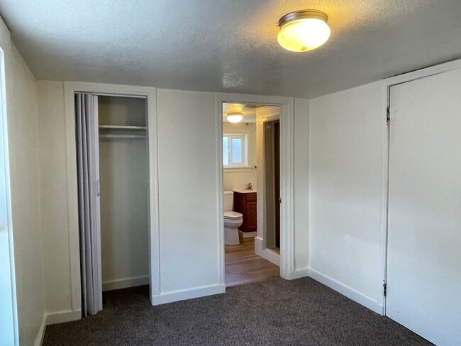 Building Photo - Great 1 Bedroom 1 Bath Cottage-ALL UTITLITES INCLUDED, except Power