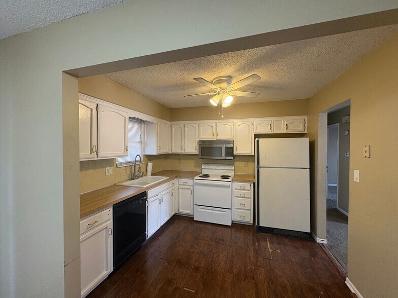 Building Photo - 1120 NE 9th St