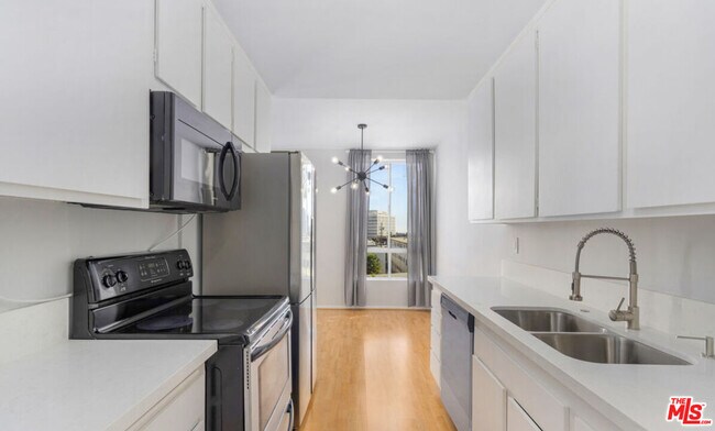 Building Photo - 622 S Barrington Ave