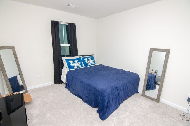 Building Photo - Beautiful home in quiet neighborhood