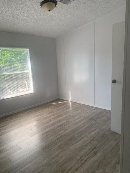 Building Photo - 305 Saturn Dr