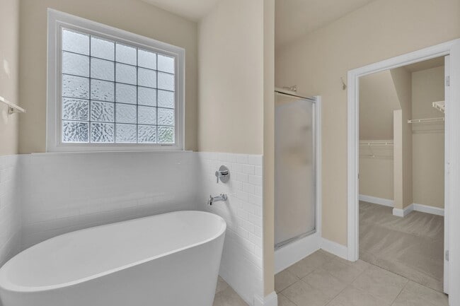 Building Photo - 4 Bedroom Home with 2 Car Garage & Fenced Yard!