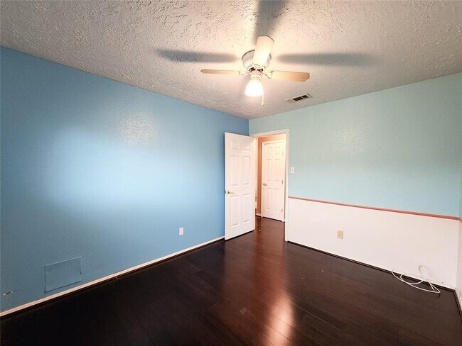 Building Photo - 2830 Virginia Colony Dr