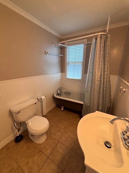 Downstairs Bathroom - 2428 N Dakota St