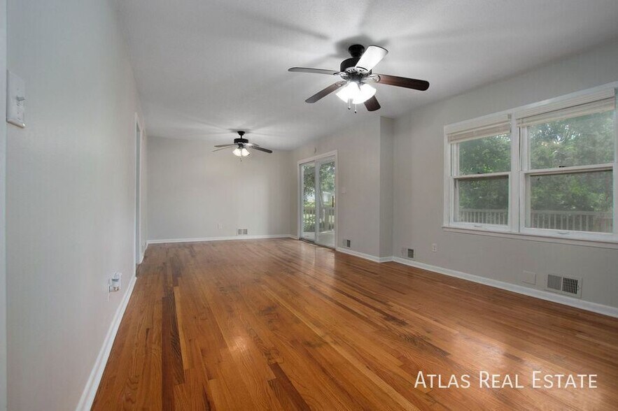 Building Photo - 625 NW Kay Dr