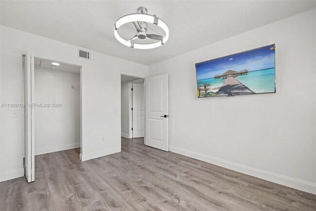 Building Photo - 470 S Park Rd