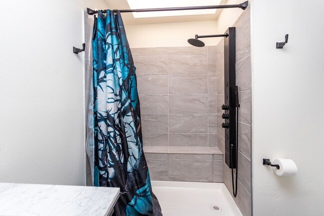 Building Photo - Beautifully Maintained Townhome with Fantastic Amenities