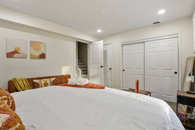 Building Photo - 366 N Hemlock Ave