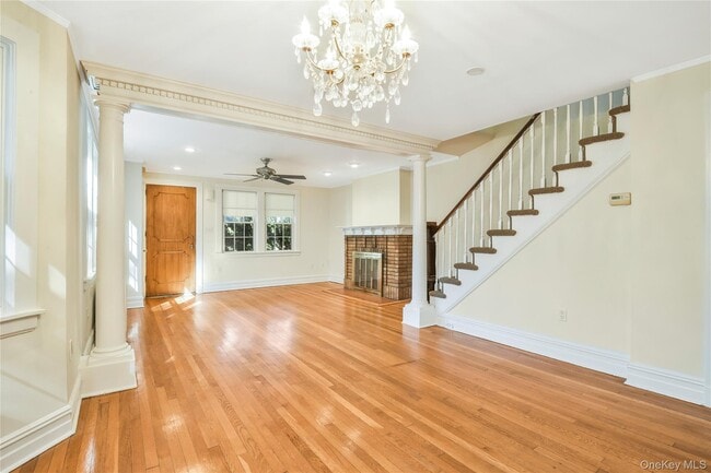 Building Photo - 806 Pelhamdale Ave