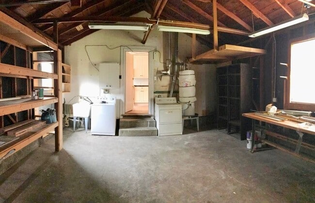 Building Photo - Spacious 3 Bed 1.5 Bath House Close to Val...