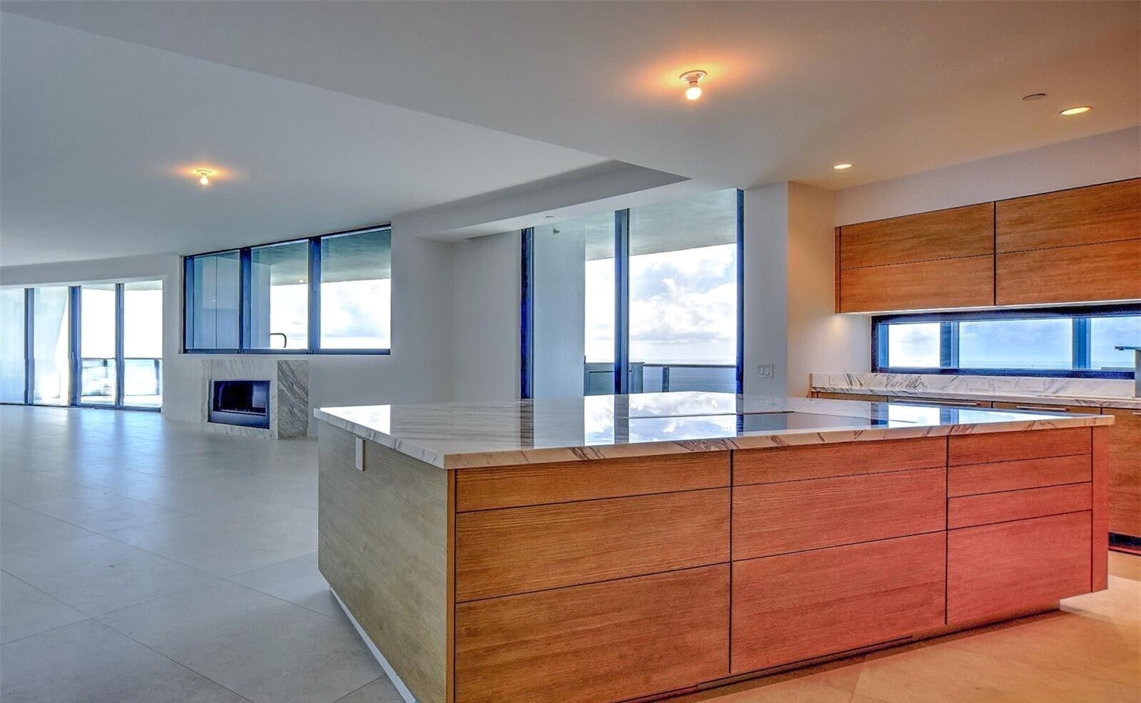 Building Photo - 18555 Collins Ave