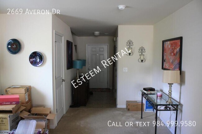 Building Photo - 2669 Averon Dr