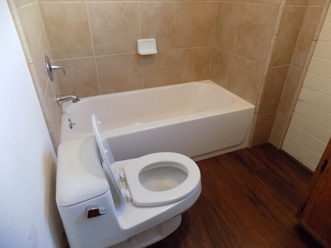 Building Photo - Single story 3 bedroom 2 bath home