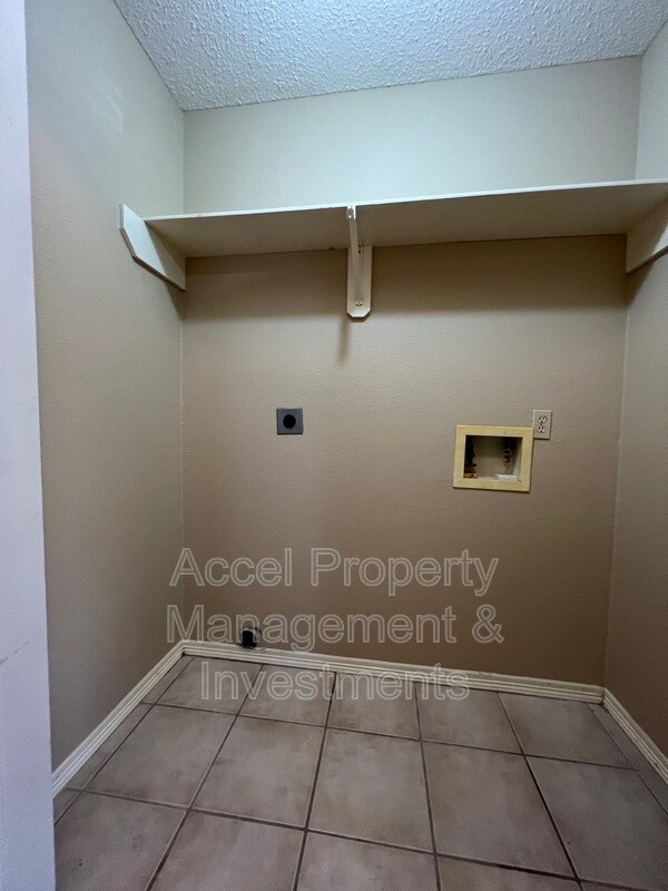 Building Photo - 2103 N Paradise Dr