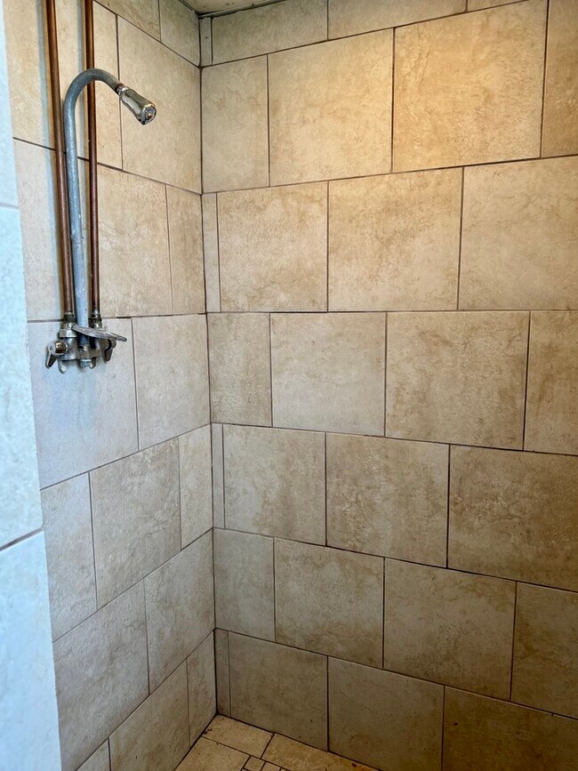 Building Photo - 5556 N Thornwood Ave