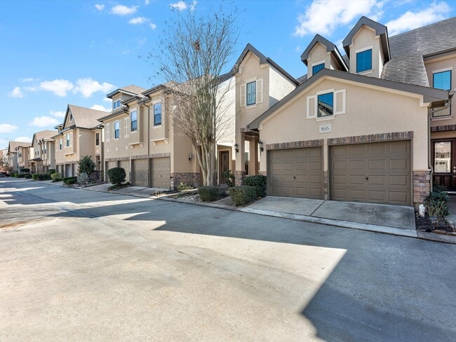 Building Photo - 11643 Royal Oaks View