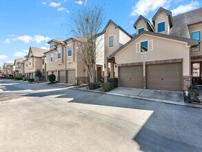 Building Photo - 11643 Royal Oaks View