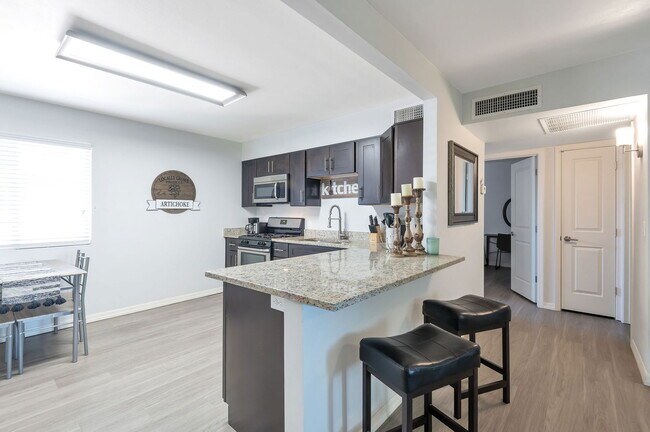 Building Photo - 838 E 9th St