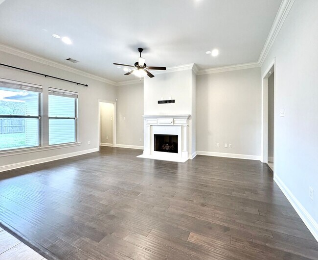 Building Photo - 3 Bedroom House Near LSU in Lake Villas