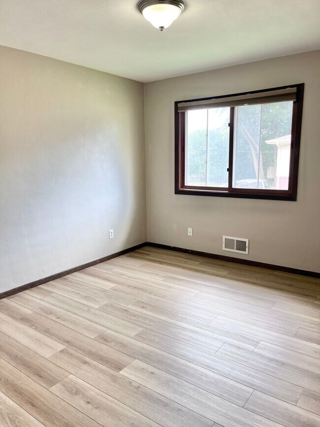 Building Photo - 735 3rd St