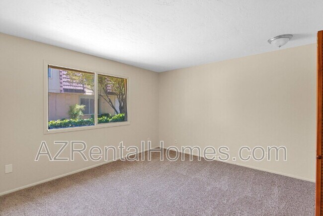 Building Photo - 1622 E Coronado Dr